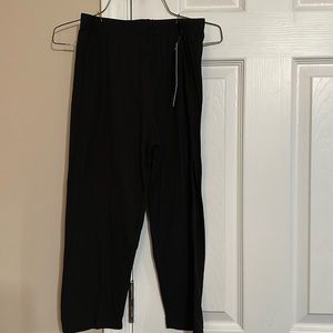 NWT OSFA black capri leggings